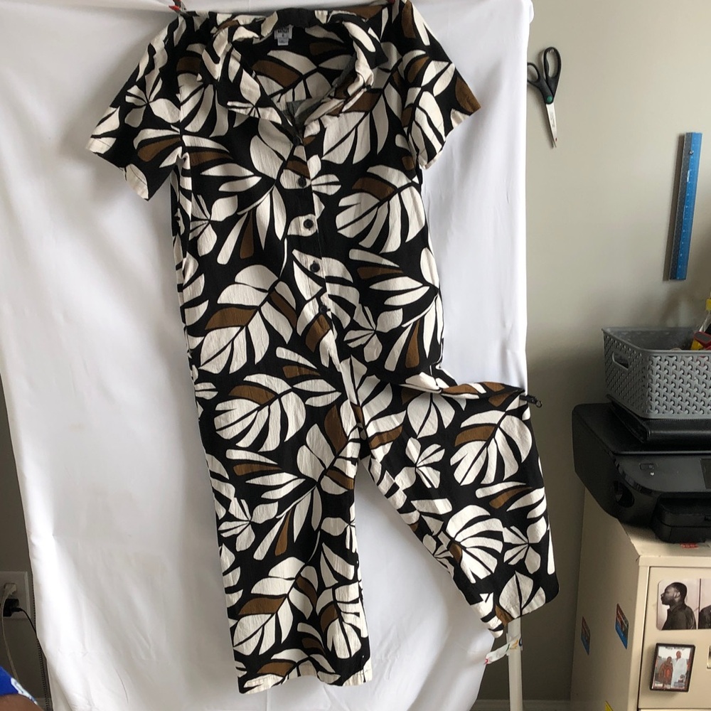 Elegant Black and White Leaf Print Jumpsuit 100% Cotton 2 Back Pockets
